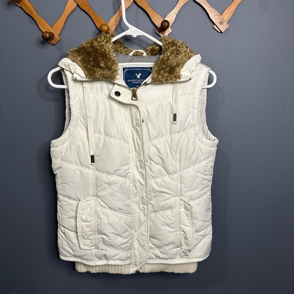 AEO white Puffer Vest small